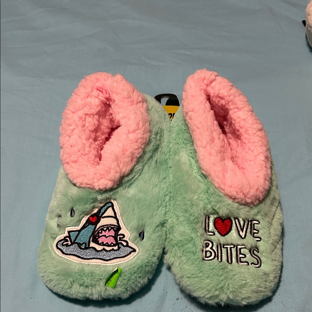 OOOH GEEZ Pink and Green Shark Slippers size 7/8 new